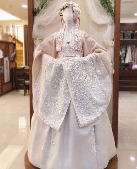 Wedding Hanbok Traditional, Goryeo Hanbok, Korean Wedding Dress Traditional, Korean Hanbok Princesses, Wedding Hanbok, Hanbok Wedding Dress, Hanbok Wedding, Beautiful Gown Designs, Korean Wedding Dress