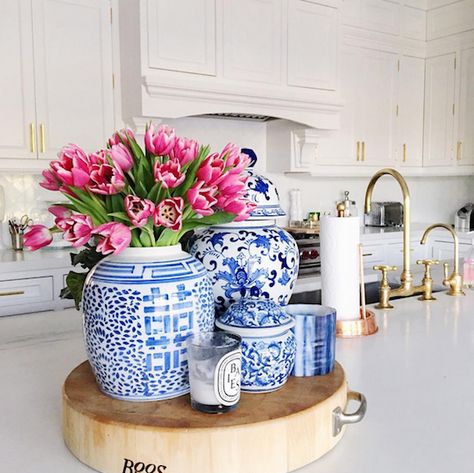 Blue and White in the Kitchen Blue Ginger Jars, Ginger Jars Decor, Blue And White Vases, Blue White Decor, Chinoiserie Chic, Design Apartment, Southern Home, Décor Diy, White Vases