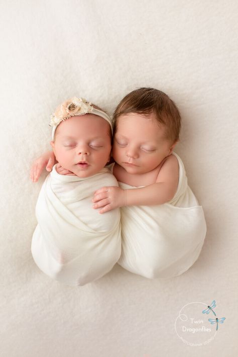 Twins Baby Photoshoot Ideas, Twins Newborn Photoshoot, Twins Poses, Twin Babies Pictures, Twin Newborn Photography, Newborn Twin Photos, Foto Kelahiran, Twin Baby Photography, Twin Baby Photos