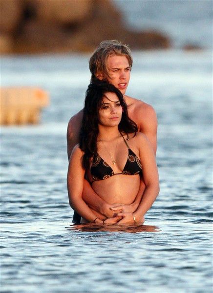 . Austin Butler And Vanessa, Vanessa And Austin, Vanessa Hudgens And Austin Butler, Romantic Beach Photos, Isabelle Drummond, Vanessa Hudgens Style, Hawaii Pictures, Beach Pink, Beach Images