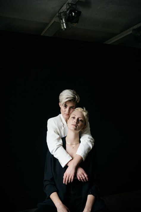 A minimalist and modern couple photoshoot, in a studio in Berlin for a lovely queer couple. #queercouple #nonbinary #loveislove #studiophotoshoot #wlw #couple #lovers Lesbian Couple Studio Photoshoot Ideas, Poses For Queer Couples, Lesbian Studio Portraits, Women Couple Photoshoot, Queer Photoshoot Ideas, Queer Photoshoot, Wlw Photoshoot, Couple Studio Photoshoot, Queer Photography