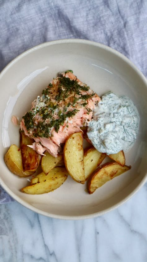 Period Dinner Ideas, Nutrition Inspiration, Summer Character, Sommer Mad, Dill Salmon, Plats Healthy, Resep Diet, Dill Sauce, Potato Wedges