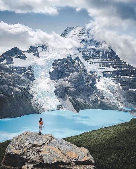 Daily View on Instagram: “⛰ Mountain Views ⛰ ➖ 📍 Mount Robson, British Columbia 🇨🇦 #bcisbeautiful // @dailyview.ca ➖ 📷 @angelaliggs” Canada Toronto City, Mount Robson, Canada Mountains, Toronto City, Canada Road Trip, Aesthetic Picture, Explore Canada, G Adventures, On The Road Again