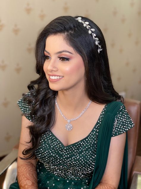 Straight Hairstyles For Reception, Reception Makeup Look For Bride, Simple Engagement Makeup Indian, Simple Engagement Makeup Look, Front Side Hairstyles, Engagement Bride Makeup, Reception Hairstyle, Engagement Hairstyle, Western Makeup