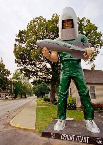 Gemini Giant by Launching Pad Drive in - Wilmington, Illinois ~ opened in 1960, but is now closed Places Pics, Morris Illinois, Muffler Men, Giant Statue, Beach Poses Men, Roadside America, Joliet Illinois, Space Helmet, Radio Flyer Wagons