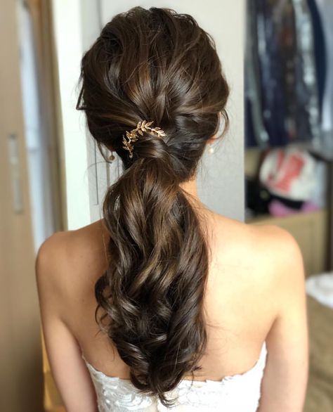 Wedding Hair Ponytail With Hair Piece, Ponytail Hairstyles On Gown, Ponytail With Lehenga, Hairstyle For Indowestern Dress, Western Saree Hairstyle, Indowestern Hairstyle, Hairdo Black Hair, Side Braid Hairstyles Indian, Messy Ponytail Hairstyles