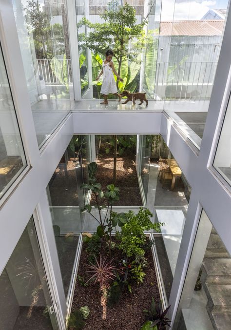 Gallery of Nala House / Nguyen Khai Architects & Associates / atrium courtyard - 23 Atrium Design Home, Bedroom With Courtyard, Atrium Courtyard, Courtyard Bedroom, Atrium Architecture, Atrium Homes, Atrium Ideas, Atrium House, Earthship Home