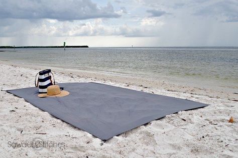 Beach Blanket Diy, Beach Blankets, Beach Vacation Packing List, Crazy House, Beach Vacay, Packing List For Vacation, Beach Diy, I Love The Beach, Beach Hacks