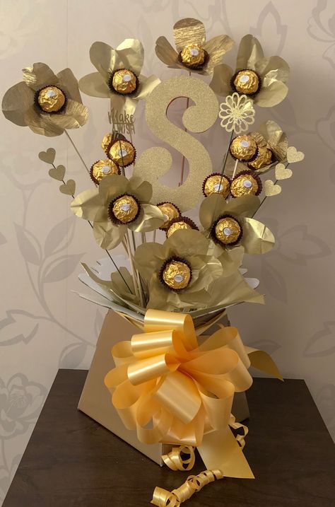 Ferrero Rocher chocolate flower Bouquet #ferrerorocher #chocolatebouquet #partycartelle #bedfordshire #sweettreats Ferrero Rocher Gift, Chocolate Flowers Bouquet, Rocher Chocolate, Chocolate Bouquet Diy, Candy Bouquet Diy, Birthday Flowers Bouquet, Best Valentine Gift, Candy Flowers, Wedding Gifts Packaging