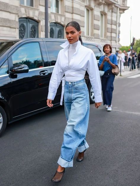 Cuffed Jeans Outfit 2023, Cuff Jeans Outfit, Les Fashion, Cuffed Pants Outfit, Cuffed Jeans Outfit, Polished Outfits, Mesh Sandals, 2023 Street Style, Couture 2023