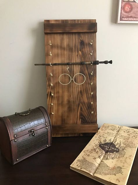 Harry Potter wand display Harry Potter Wand Stand, Harry Potter Wand Display, Harry Potter Decor Ideas, Diy Harry Potter Wands, Harry Potter Bathroom, Wand Stand, Wand Display, Wand Holder, Stile Harry Potter