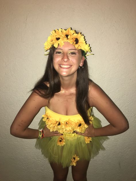 Flower Costume Diy Women, Daisy Flower Costume, Diy Flower Costume, Daisy Costume Flower, Flower Power Costume, Flower Costume Diy, Halloweekend Costumes, Daisy Costume, Swift Outfits