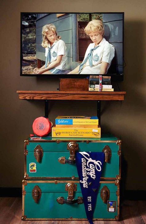 Go Full Wes Anderson in this Retro Decorating Ideas, Retro Decorating, Themed Hotel Rooms, Adult Summer Camp, Summer Camp Aesthetic, Boy's Rooms, Camp Wandawega, Vintage Thermos, Smokey The Bears