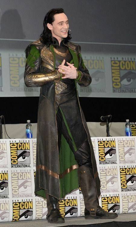 Tom Hiddleston on stage as Loki - the gold detailing on the bottom edge of the coat is nice Loki Costume, Loki Cosplay, Marvel Wallpapers, Loki God Of Mischief, Loki Avengers, Lady Loki, Crimson Peak, Loki Marvel, Loki Thor