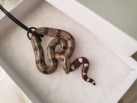 Ally | Polymer Clay Sculptor 🕸 on Instagram: “#polymerartist #polymerclayart #polymercayartist #polymer #clay #clayartist #clayart #art #claypendant #artistsofinstagram…” Unusual Necklace, Polymer Clay Jewelry Tutorials, Crested Gecko, Clay Stuff, Cute Clay, Dry Clay, Clay Pottery, Clay Projects, Air Dry Clay