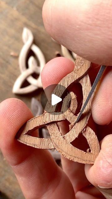 Dremel Crafts Diy, Celtic Knot Carving, Celtic Knot Wood Carving, Sculpture Dremel, Motherhood Knot, Dremel Engraving, Wood Necklace Pendant, Dremel Ideas, Wood Jewelry Diy