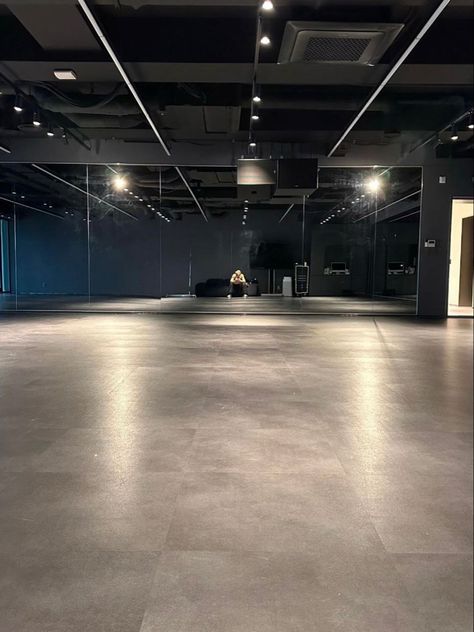 Sm Entertainment Dance Practice Room, Sm Practice Room, Talk Show Studio Design, Sm Dance Practice Room, Dance Practice Studio, Studio Dance Room Kpop, Kpop Idol Dream, Dance Studio Aesthetic, Dance Practice Room