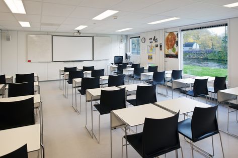 Gallery of Hyperion Lyceum / Burton Hamfelt Architectuur - 2 Classroom Interior, School Building Design, College Architecture, Classroom Desk, Campus Design, School Interior, Interior Design School, School Building, School Furniture