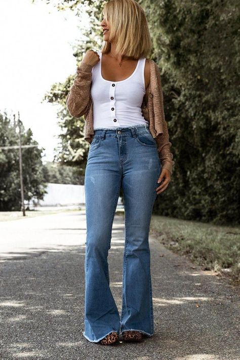 1ef91c212e30e14bf125e9374262401fdesc51333484ri Flare Jeans Outfit Spring, Flare Jeans Outfit, Jeans Outfit Spring, Western Style Outfits, Mode Boho, Outfit Jeans, Hippie Outfits, Country Outfits, Spring Summer Outfits