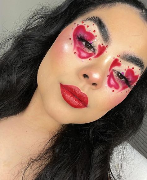 Valentine's day makeup 😍 Valentine Makeup Looks Creative, Valentine's Eye Makeup, Red Valentine’s Day Makeup, Valentine Make Up, Valentines Day Makeup Looks Creative, Valentines Makeup Look, Valentines Makeup Ideas Creative, Anti Valentines Makeup, Valentine Makeup Ideas