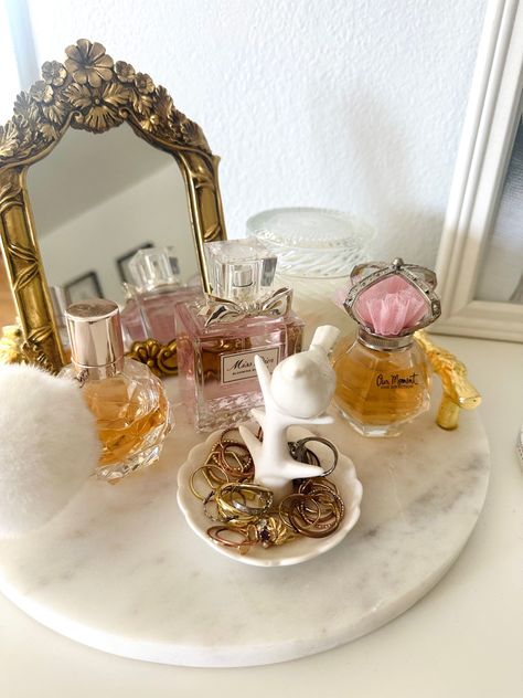 Aesthetic parisian perfume tray classic classy chic style bedroom decor decoration makeup beauty Mirror Tray Bathroom, Jewelry And Perfume Display, Perfume Display Ideas Bedrooms, Perfume Tray Aesthetic, Ottawa House, Perfume Decor, Classy Perfume, Dressing Table Organisation, Scent Combos