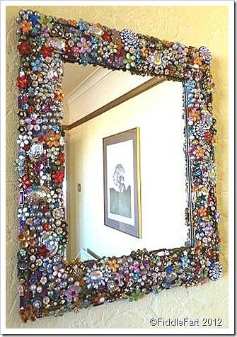 A fantastic jewelled mirror frame made using #upcycled jewellery, beads and other scraps Diy Jewelry Mirror, Upcycle Mirror, Old Jewelry Crafts, Costume Jewelry Crafts, Jewel Frames, Beaded Mirror, Jewelry Frames, Mirror Crafts, Vintage Jewelry Crafts