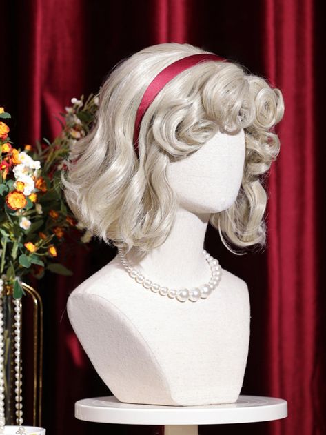 This wig exudes the essence of Marilyn Monroe with its short, wavy curls and voluminous bangs. It offers a luxurious and elegant look without any limpness. The wig replicates natural European hair colors, creating a Broadway-inspired American sweetheart vibe with a full retro feel.  The price includes one wig only. Cute White Hairstyles, Short Marilyn Monroe Hair, Style For Short Hair Women, 50s Hair Women, Long Messy Blonde Hair, Short Blonde Hair Wavy, Short Fancy Hairstyles, Curly Hair Bob With Bangs, Hair Styles Unique