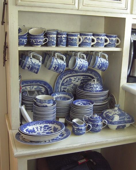 Blue Willow Dishes, Blue Willow China, Blue Dishes, Blue White Decor, Kitchen Paper, Willow Pattern, Paper Tree, White Dishes, White Pottery