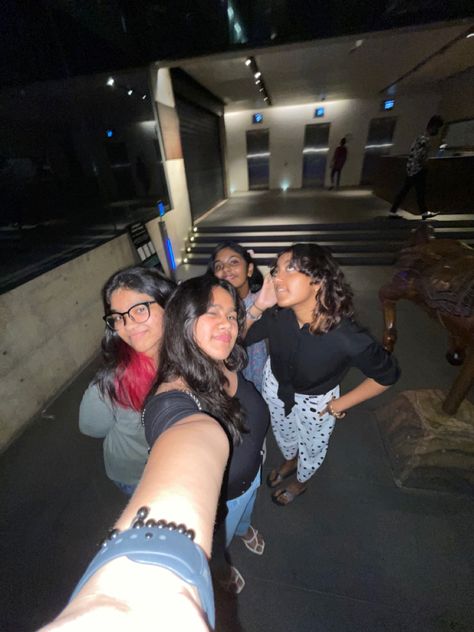 Back Flash Selfies, Night Selfies Instagram, Flash Mirror Selfie Aesthetic, Mirror Selfie Poses With Friends, Flash Selfie Aesthetic, Flash Selfie Ideas, Group Selfie Ideas, Flash Mirror Selfie, Group Selfie Poses