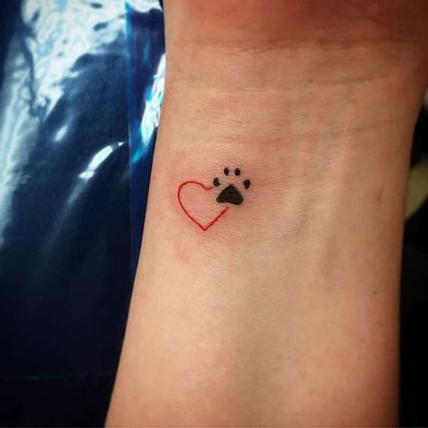 Tatuajes de gatos ¿huellas, silueta, sencillos, pequeños? | FeelCats Wrist Tattoos Girls, Pawprint Tattoo, Tattoo Trend, Wrist Tattoos For Guys, Small Wrist Tattoos, Wrist Tattoos For Women, Memorial Tattoos, Design Tattoo, Little Tattoos