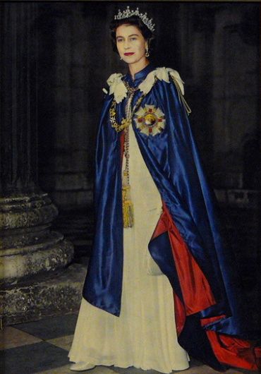 Princesa Real, Rainha Elizabeth Ii, Cape Cloak, Hm The Queen, Elisabeth Ii, Princess Elizabeth, Isabel Ii, Her Majesty The Queen, Queen Mother