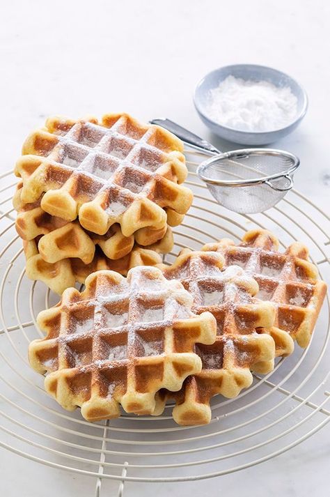 Wafels bakken! Hét basisrecept om zelf heerlijke ouderwetse wafels te bakken, zacht van binnen en iets krokant aan de buitenzijde inclusief een vleugje vanille! Vegetable Snacks, Waffle Cookies, Dutch Recipes, Food Projects, Christmas Breakfast, Baking Sweets, Waffle Recipes, Pie Dessert, Fruit Desserts