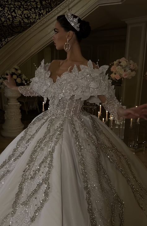 Vencanice Princesses, Royal Wedding Dress Queens, Arab Wedding Dress, Bride White Dress, Wedding Lehengas Bridal, White Dress Wedding, Expensive Wedding Dress, Queen Wedding Dress, Extravagant Wedding Dresses