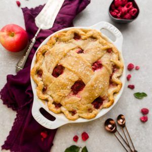 Easy Raspberry Apple Pie - made with thinly sliced apples and fresh or frozen raspberries. Perfect for Easter, Mother's Day, Fourth of July, Christmas or any special occasion. Raspberry Pie Recipe, Dessert Pie Recipes, Summer Pie, Sliced Apples, Frozen Raspberries, Classic Apple Pie, Raspberry Pie, Easy Pie Recipes, Simple Summer