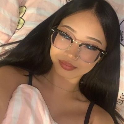 Cute Latina Makeup, Pretty Asians With Glasses, Baddies With Glasses, Latina Glasses, Latina With Glasses, Makeup Looks With Glasses, Asian Lips, Braces And Glasses, Latina Makeup Looks