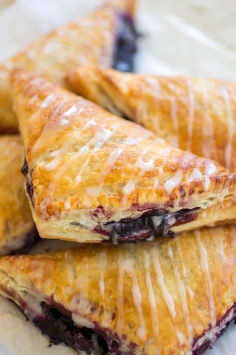 Blueberry Turnovers - Flakey pastry dough is filled with gooey homemade blueberry filling. Blueberry Turnovers, Blueberry Filling, Turnover Recipes, Dessert Oreo, Blueberry Desserts, Desserts Vegan, Breakfast Pastries, Puff Pastry Recipes, Blueberry Recipes