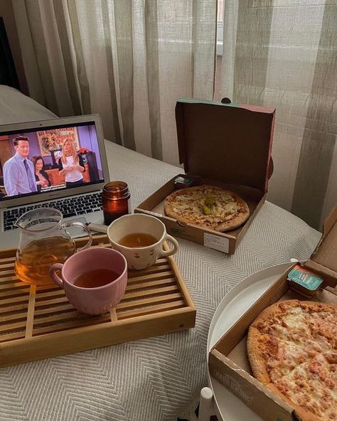 Chill Friends, Pizza Aesthetic, Cosy Vibes, Sunday Scaries, Sunday Vibes, Aesthetic Girly, Tea Cosy, Netflix And Chill, Cosmopolitan