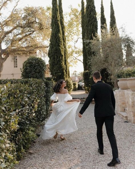 Instagram • Direct Wedding Garden Photoshoot, Parkwood Estate Engagement Shoot, Filoli Gardens Photoshoot, Engagement Photos In Garden, Vizcaya Photoshoot, Engagement Ideas Photoshoot, Garden Prewedding, Parkwood Estate, Spain Elopement