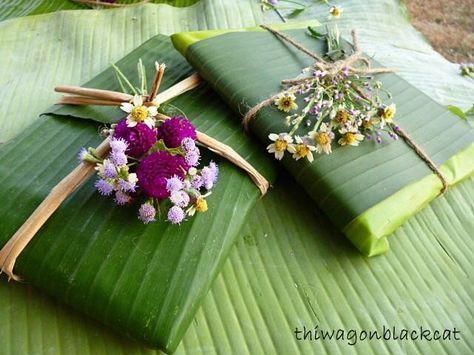 Banana Leaves Decoration, Banana Leaf Decor, Indian Wedding Invitation Cards, Wedding Gifts Packaging, Return Gifts, Creative Gift Wrapping, Banana Leaves, Diy Gift Wrapping, Snacks Für Party