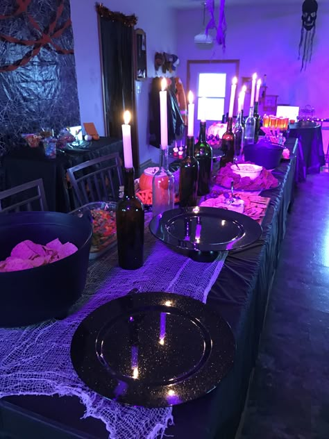 Halloween party spread food table dessert Spooky Halloween Tablescape Party, Goth Birthday Party Food, Goth Party Aesthetic, Halloween Party Table Setup, Halloween Party Food Table, Goth Birthday Party, Halloween Sweet 16, Halloween Buffet Table, Halloween Movie Night Party