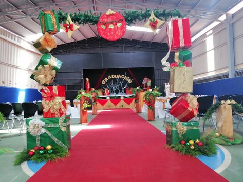 Decoracion de graduacion tematica navideña Operation Shoebox, Ideas Decoracion Navidad, Letter D Crafts, D Craft, Church Decor, Clay Flowers, Christmas Party, Halloween Decorations, Party Decorations