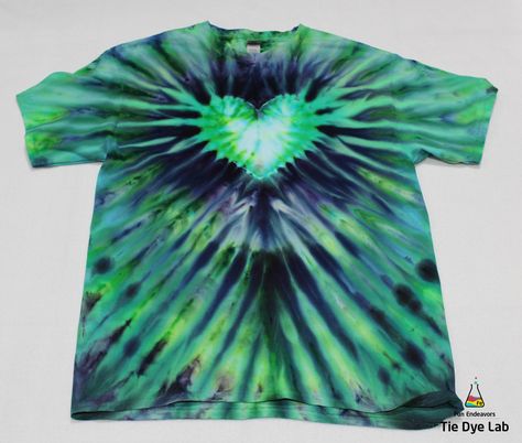 Tutorial video showing and explaining how to make an inclined ice dye heart tie dye shirt. Heart Tie Dye Shirt, Ice Dye Tie Dye, Heart Tie Dye, Heart Ice, Tie Dye Tutorial, Tie Dye Shirts Patterns, Diy Tie Dye Designs, Diy Tie Dye Shirts, Shirt Tutorial