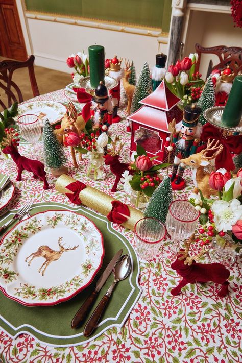 Mrs Alice Christmas Table, Villeroy & Boch Christmas, Vintage Christmas Party, Mrs Alice, Christmas Tables, Christmas Place Settings, Christmas Romance, Color Table, Table Layout