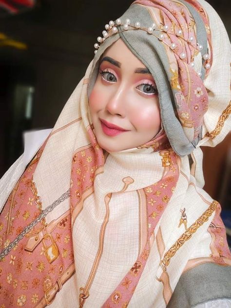 Shayari Dp, Hijab Queen, Niqabi Bride, Bridal Hijab Styles, Simple Hijab Tutorial, Choker Necklace Online, Fabric Doll House, Wedding Gown Brand, Bridal Hijab