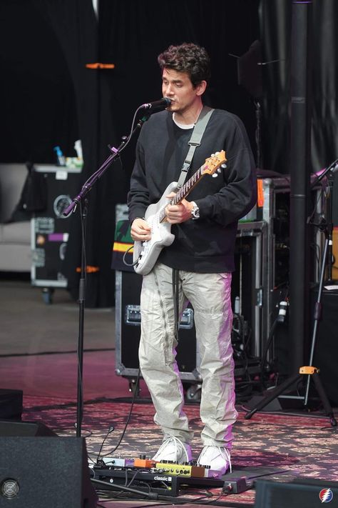 Guitarist Outfit, John Mayer Continuum, Musician Clothes, Worship Leader Outfit, John Mayer Guitar, John Mayer Concert, Musician Style, Guitar Legends, Audio Studio