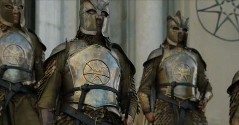 6.06 “Blood of My Blood” – Alert viewers noticed the brand-new armor worn by the Kingsguard. The crown within the 7-pointed star symbolizes the new alliance of church and state. All I can think is that King’s Landing must have a crack team of blacksmiths hammering around the clock to produce that new armor so fast! Kings Guard, Warcraft Movie, Game Of Thrones Tv, Asoiaf Art, Gra O Tron, Game Of Thrones Art, The Elder Scrolls, Fantasy Fiction, Casting Call