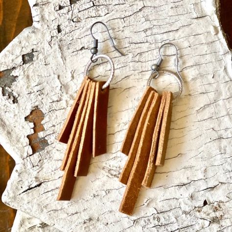 Leather Earrings Western, Leather Strips Crafts, Leather Jewelry Making, Handmade Leather Jewelry, Diy Leather Earrings, Leather Diy Crafts, Leather Scraps, Leather Crafting, Jewelry Making Earrings