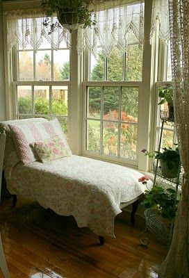 Shabby Chic Decorating, Decoration Shabby, Shabby Chic Bedroom, Chaise Lounges, Chic Bedroom, Cottage Living, Shabby Chic Homes, Chic Home, Shabby Chic Furniture