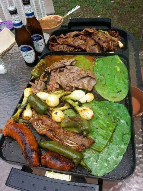 Mexican Carne Asada Party, Mexican Summer Food, Mexican Cookout, Mexican Bbq Ideas, Mexican Dinner Party Menu Ideas, Comida Mexicana Ideas, Bbq Party Food, Mexican Grill, Hispanic Food