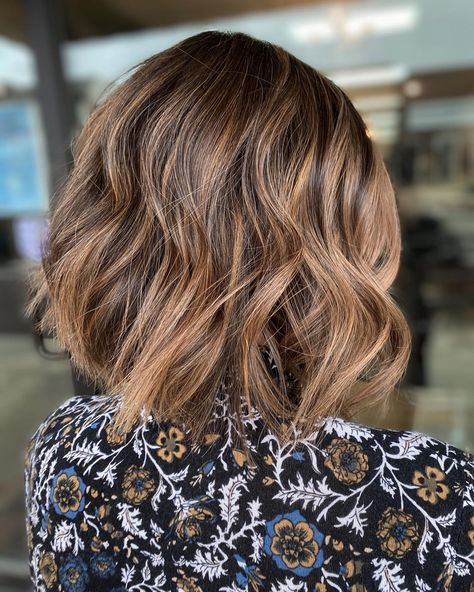 Medium Brown Bob With Highlights, Short Hair Highlights Brown Caramel Bob Haircuts, Dimensional Bob, Highlights Dimensional, Brown Bob With Highlights, Caramel Bob, Dark Hair Bobs, Caramel Balayage Bob, Caramel Highlights On Dark Hair